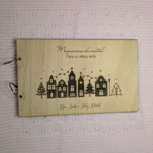 Álbum de Natal em madeira com capa temática natalícia, ideal para oferecer aos avós e guardar memórias de família.
