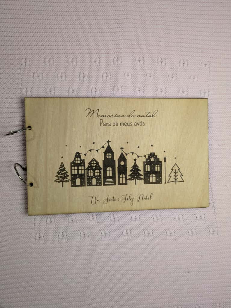 Álbum de Natal para Avós – Capa em Madeira com 30 Folhas A5 Álbum de Natal em madeira com capa temática natalícia, ideal para oferecer aos avós e guardar memórias de família.