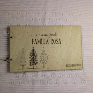 Álbum de fotografias família em madeira personalizada com nome e tema de Natal, formato A5 com 30 folhas.
