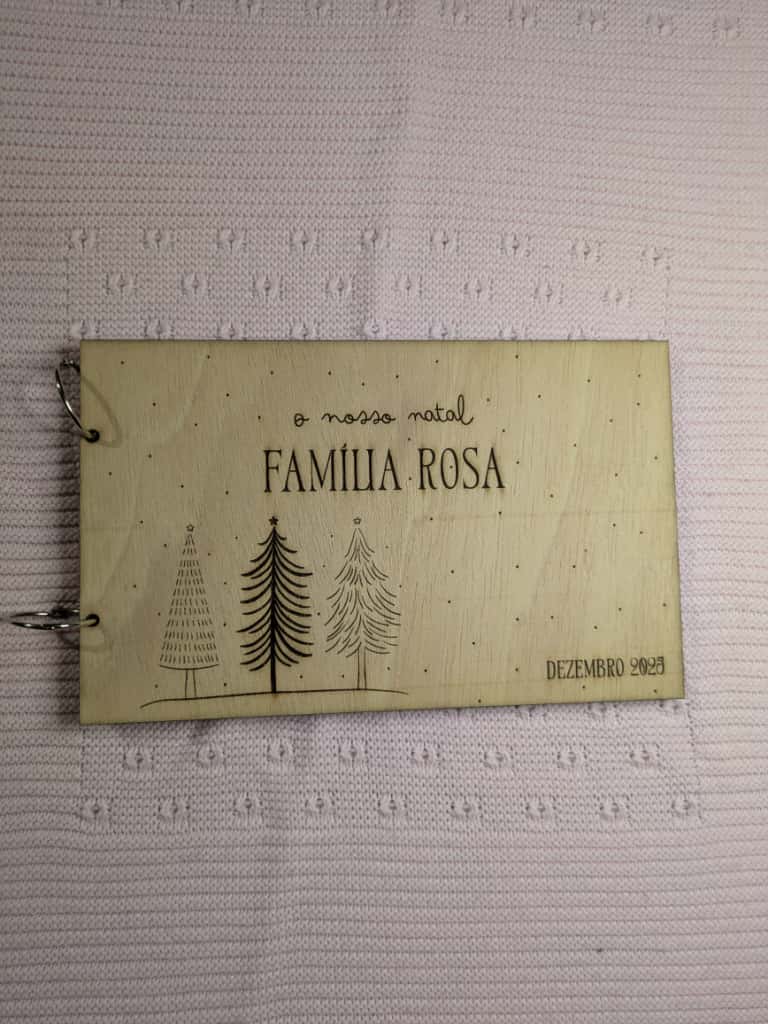 Álbum de Fotografias Família Personalizado em Madeira – 30 Folhas A5 Álbum de fotografias família em madeira personalizada com nome e tema de Natal, formato A5 com 30 folhas.