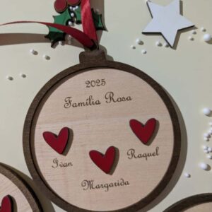 Enfeite de Natal em madeira personalizado com 3 nomes e 3 corações