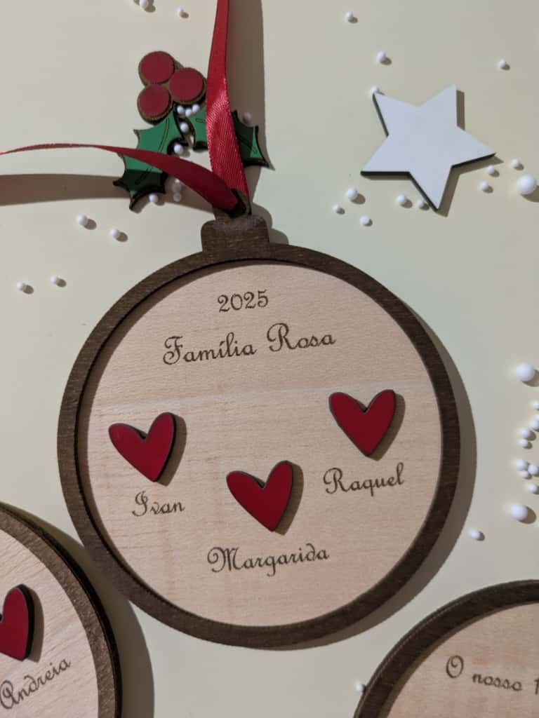 Bola de Natal Família Enfeite de Natal em madeira personalizado com 3 nomes e 3 corações